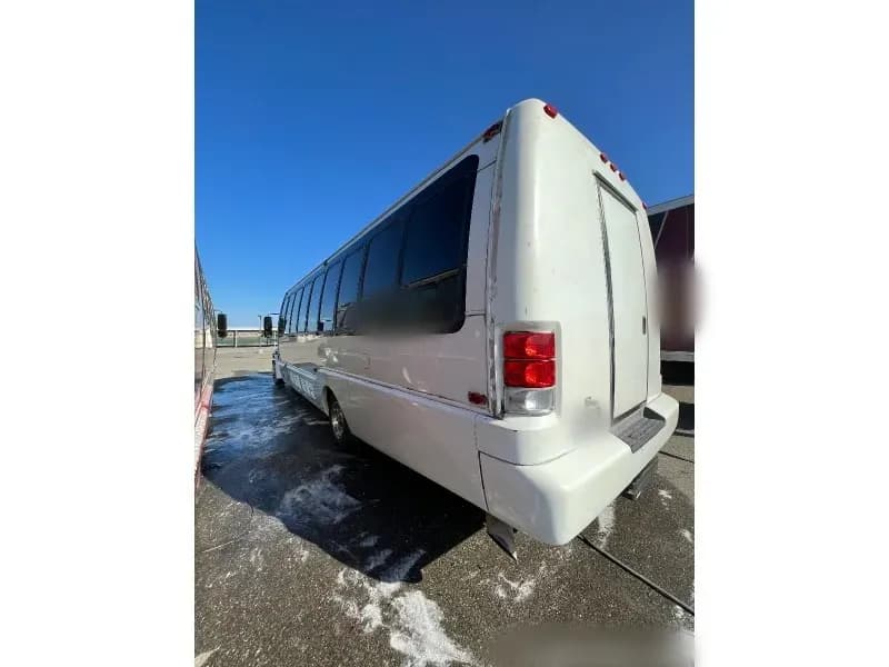 2008 International 3200 Mini Bus - Image 7