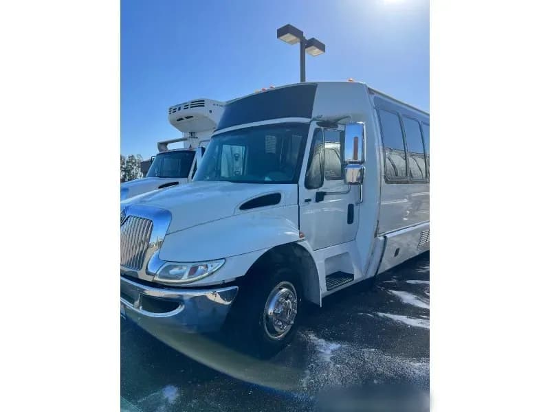 2008 International 3200 Mini Bus - Image 2