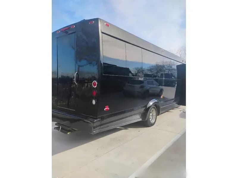 2018 Ford F-550 Mini Bus - Image 4