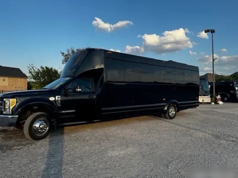 2018 Ford F-550 Mini Bus - Image 3