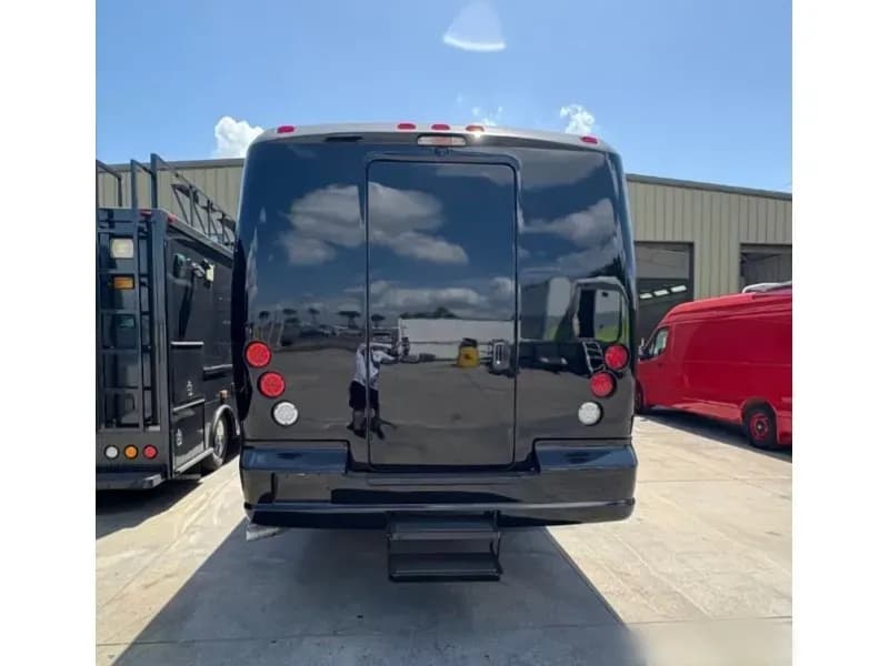 2016 Ford F-550 Shuttle Bus - Image 5