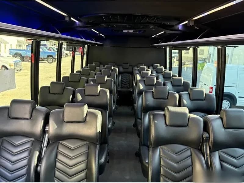 2016 Ford F-550 Shuttle Bus - Image 6