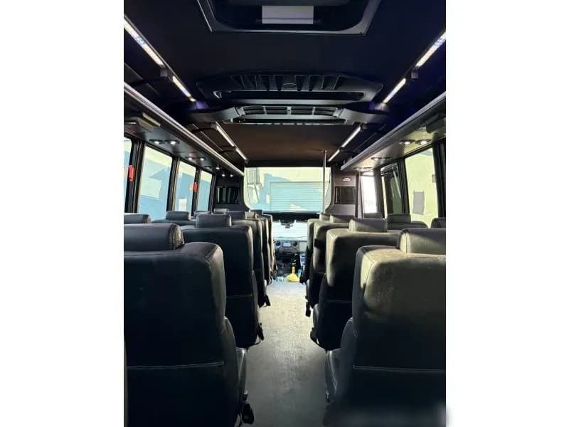 2016 Ford F-550 Shuttle Bus - Image 7