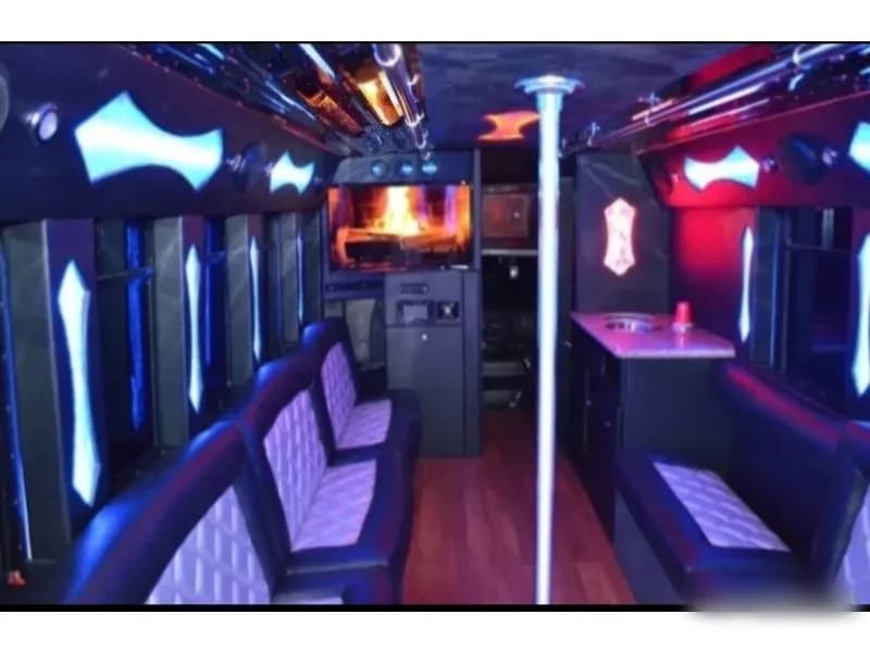 2008 Chevrolet C5500 Party Bus - Image 2
