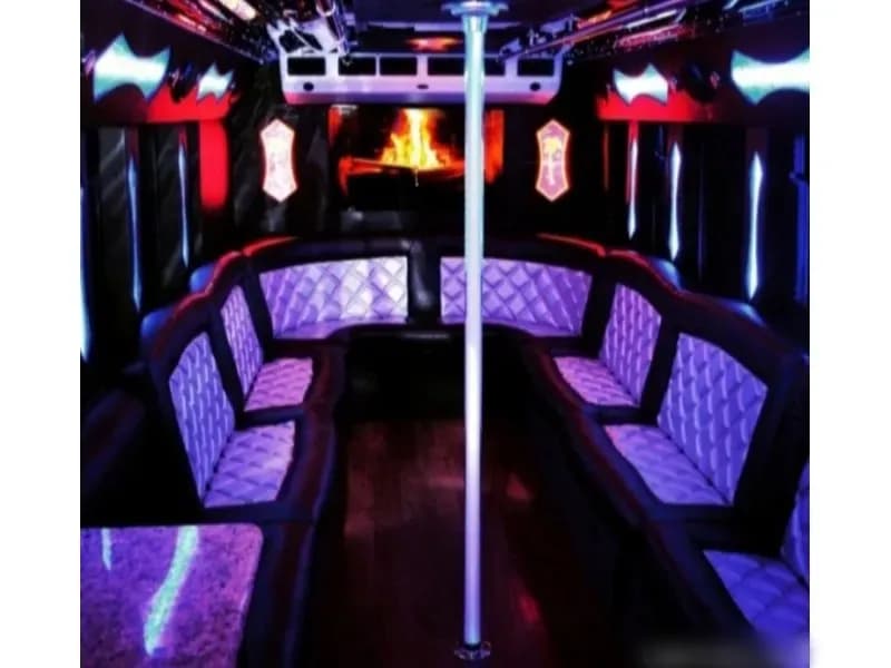 2008 Chevrolet C5500 Party Bus - Image 4