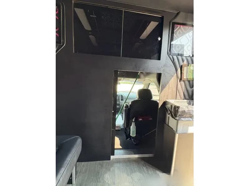 2018 Ford F-550 Party Bus - Image 10