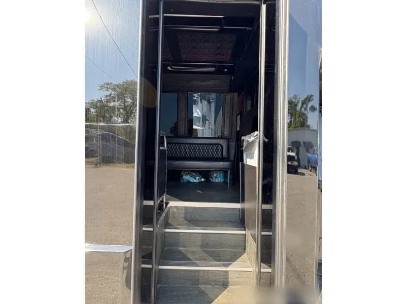 2018 Ford F-550 Party Bus - Image 11