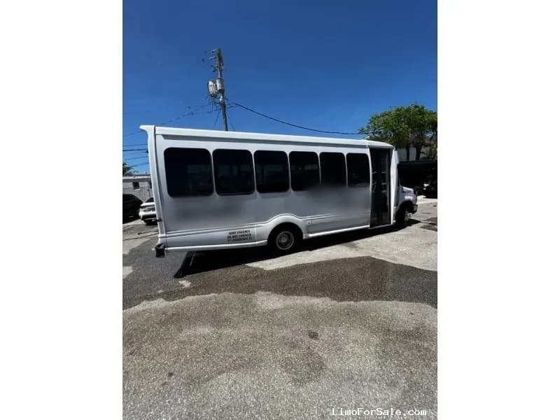 2016 Ford E-450 Shuttle Bus - Image 4