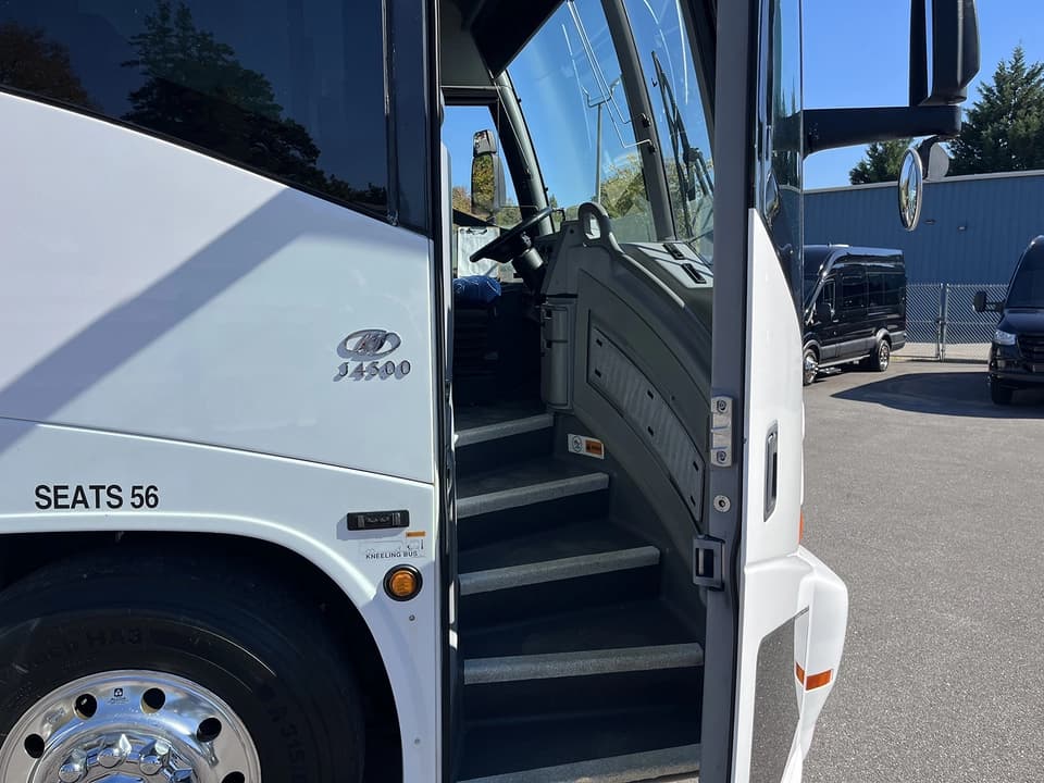 2011 MCI J4500 Motor Coach - Image 5