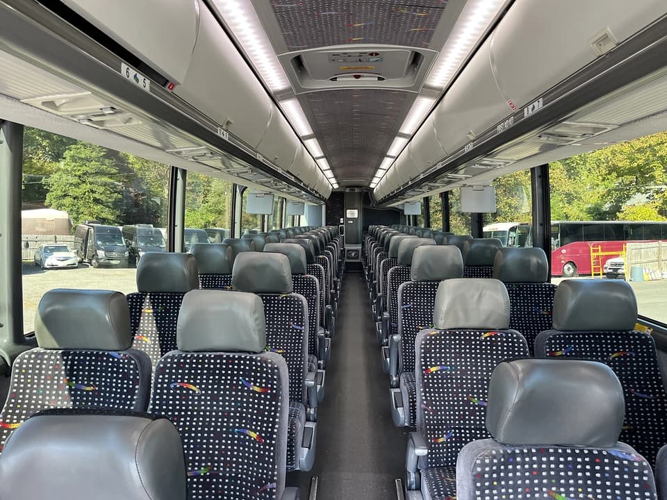 2011 MCI J4500 Motor Coach - Image 7