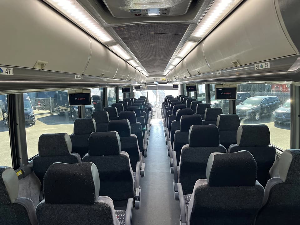 2011 MCI J4500 Motor Coach - Image 10