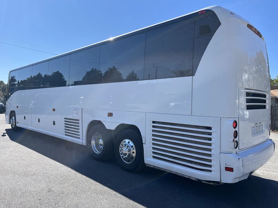 2011 MCI J4500 Motor Coach - Image 3