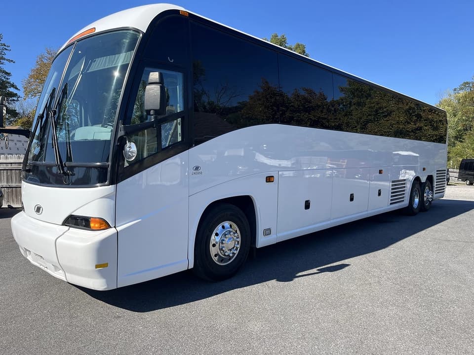 2011 MCI J4500 Motor Coach - Image 4