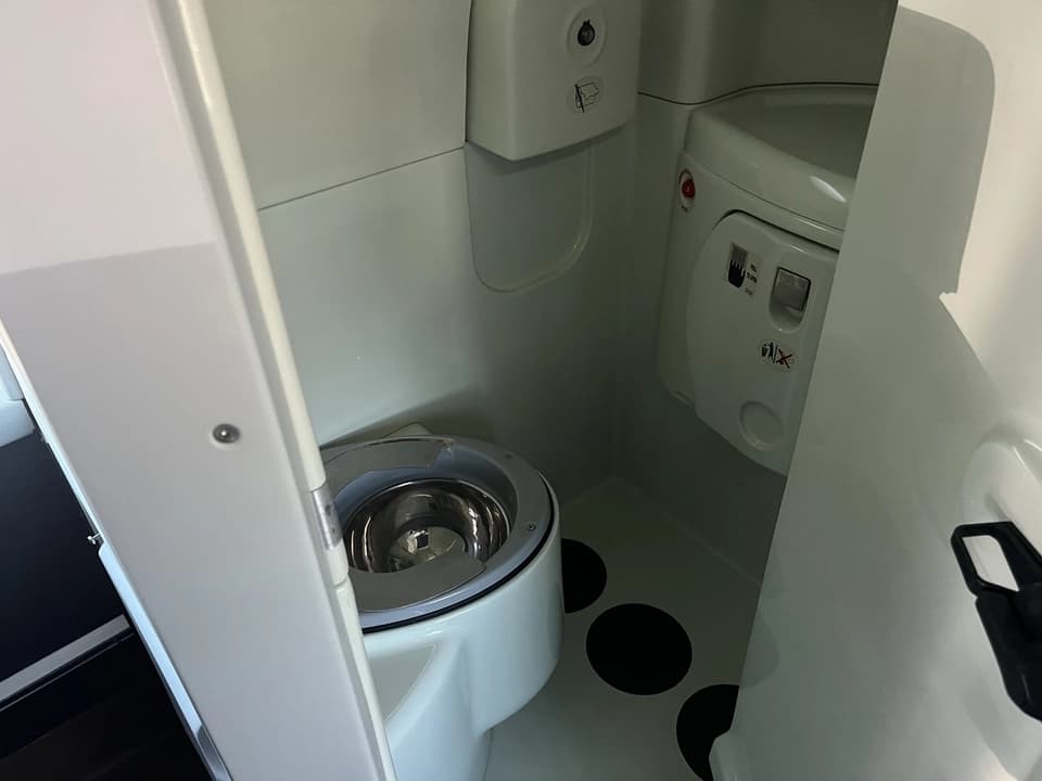 2014 Volvo 9700 Motor Coach - Image 11