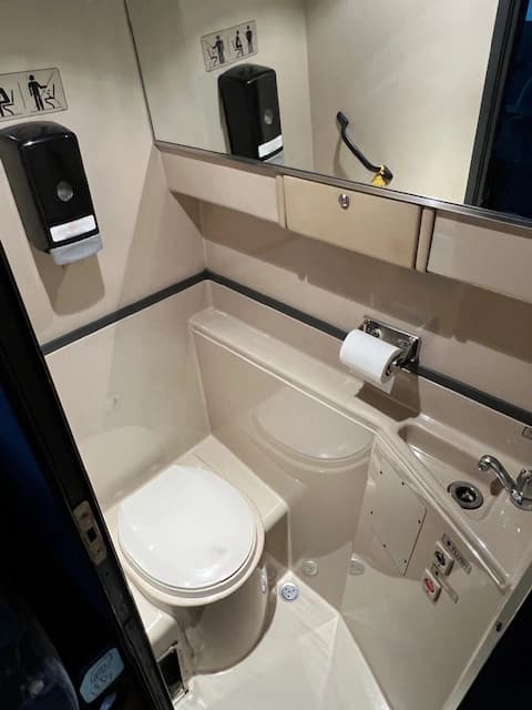 2011 Prevost H3-45 Motor Coach - Image 15