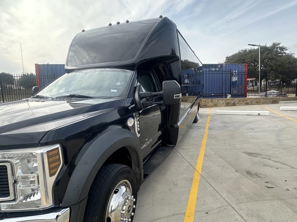 2019 Grech F550 GM33 Executive Shuttle - Image 5