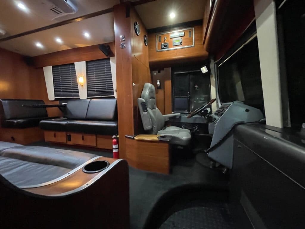 1998 Prevost XL Entertainer Coach - Image 4