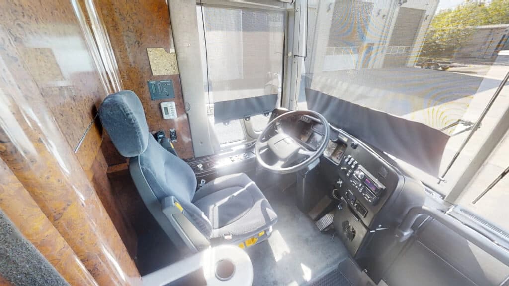2000 Prevost XLII Entertainer Coach - Image 10