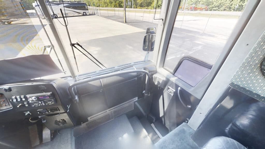 2000 Prevost XLII Entertainer Coach - Image 11