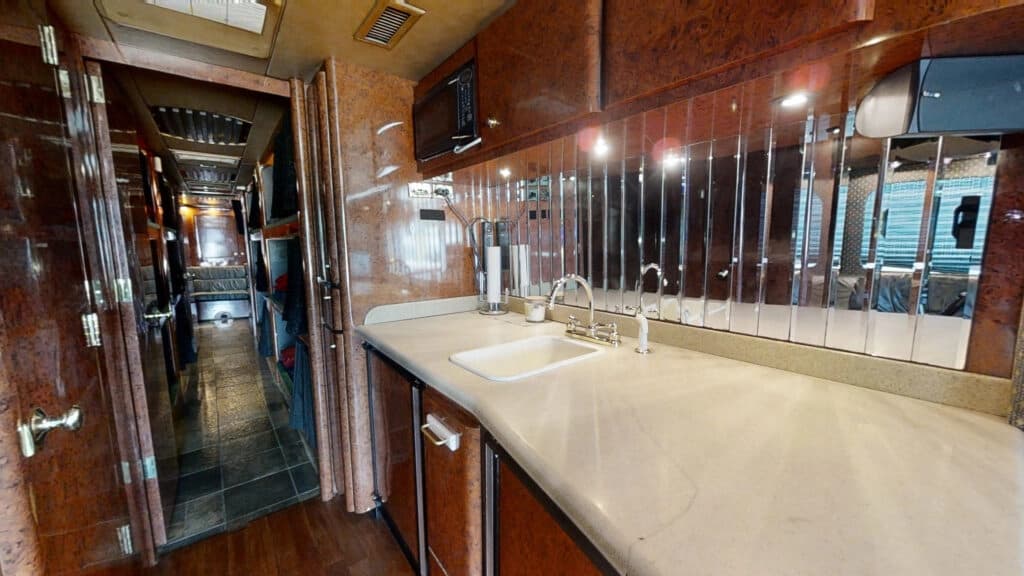 2000 Prevost XLII Entertainer Coach - Image 15