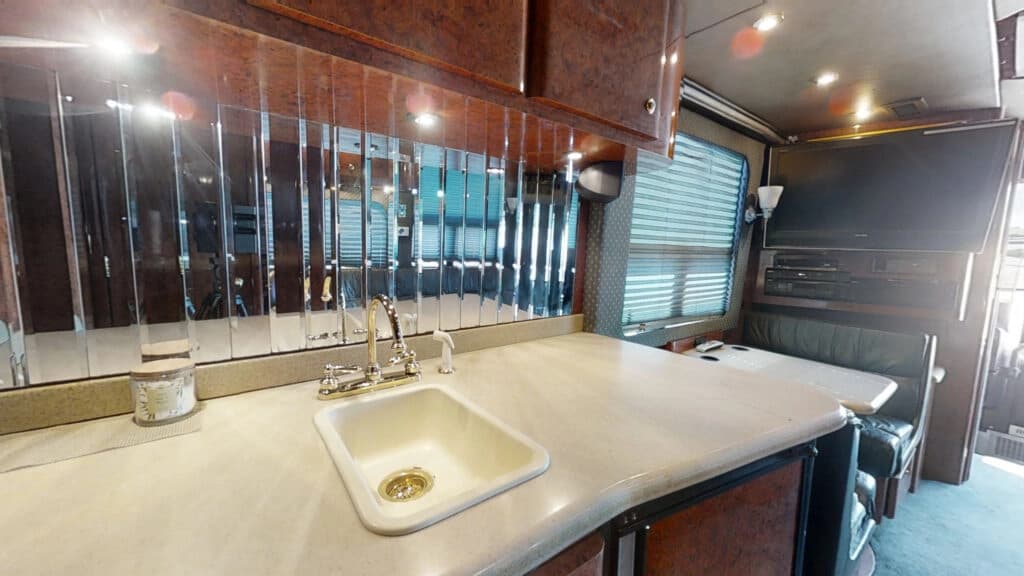 2000 Prevost XLII Entertainer Coach - Image 16