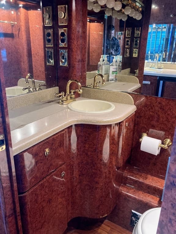 2000 Prevost XLII Entertainer Coach - Image 17