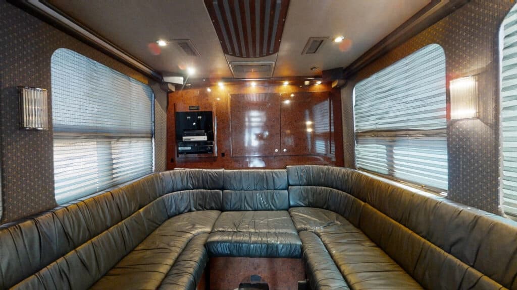 2000 Prevost XLII Entertainer Coach - Image 22
