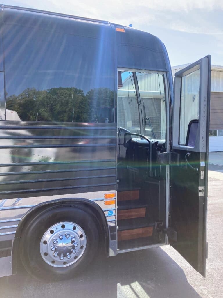 2000 Prevost XLII Entertainer Coach - Image 9
