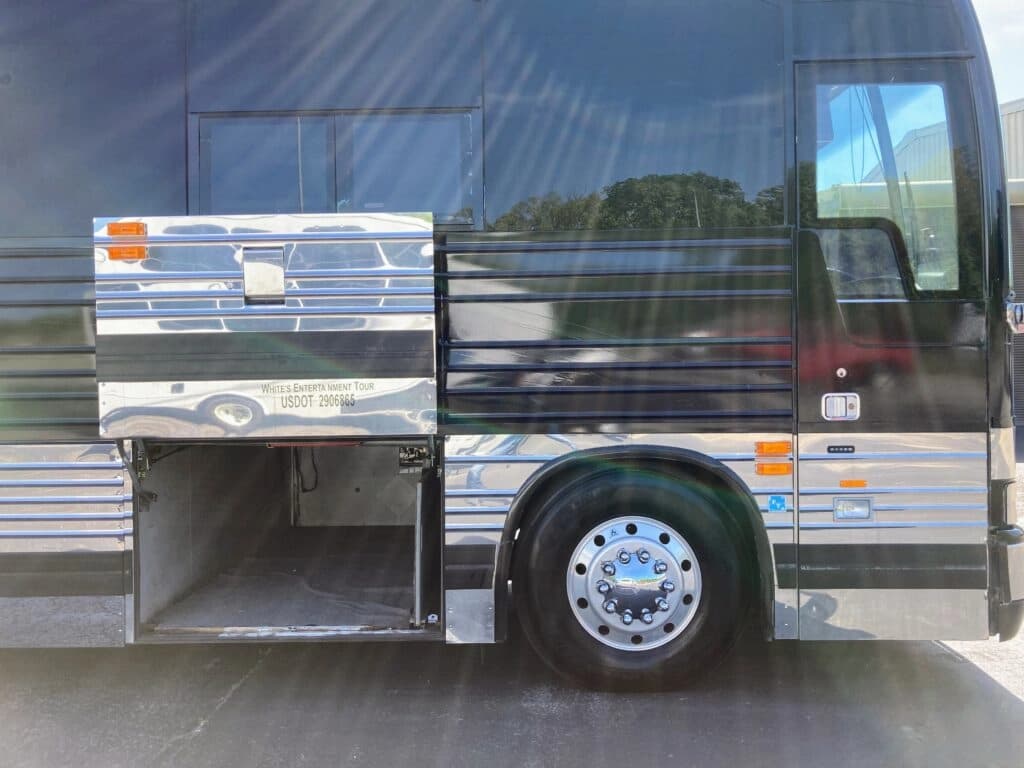 2000 Prevost XLII Entertainer Coach - Image 2
