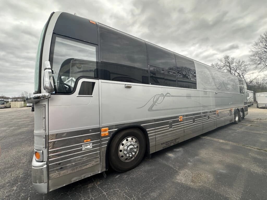 2002 Prevost XLII Entertainer Coach - Image 1