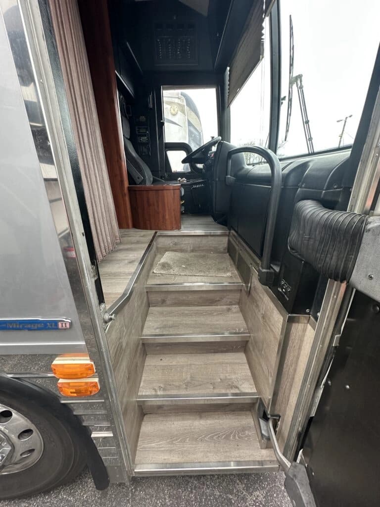 2002 Prevost XLII Entertainer Coach - Image 2