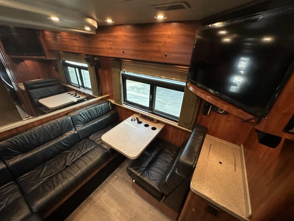 2002 Prevost XLII Entertainer Coach - Image 11