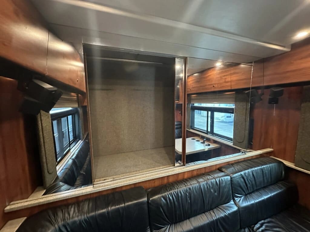 2002 Prevost XLII Entertainer Coach - Image 13
