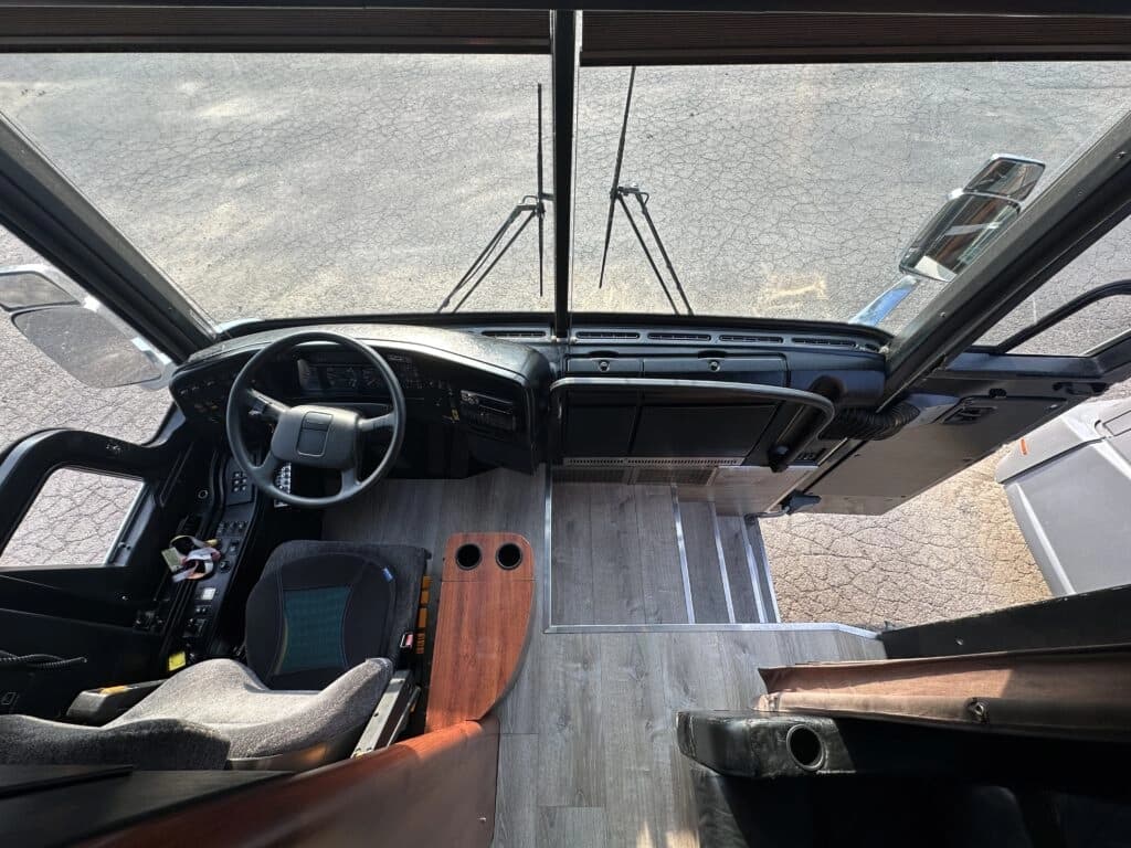 2002 Prevost XLII Entertainer Coach - Image 4