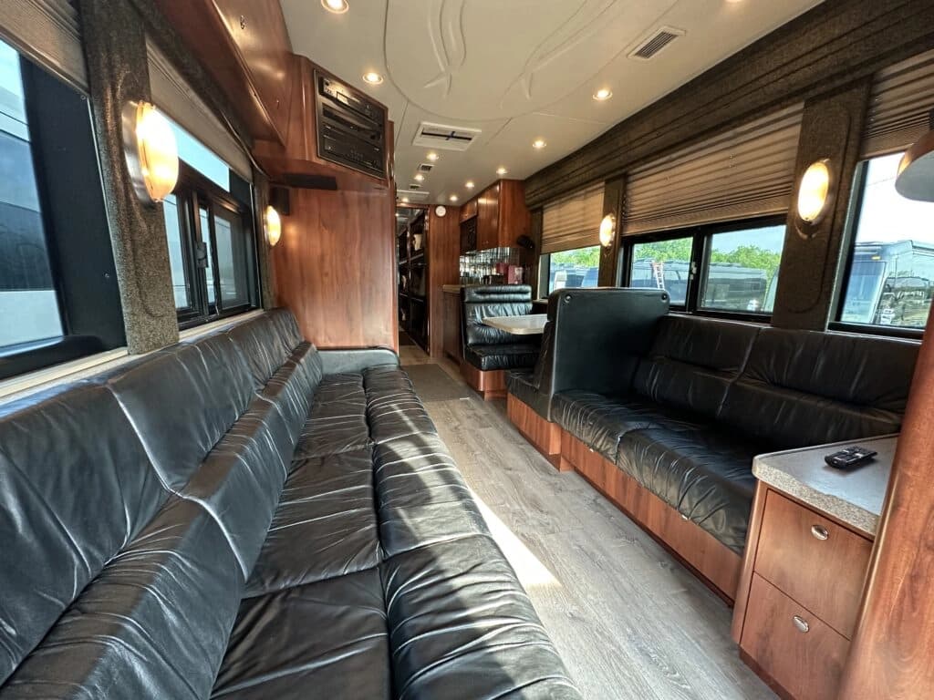 2002 Prevost XLII Entertainer Coach - Image 3