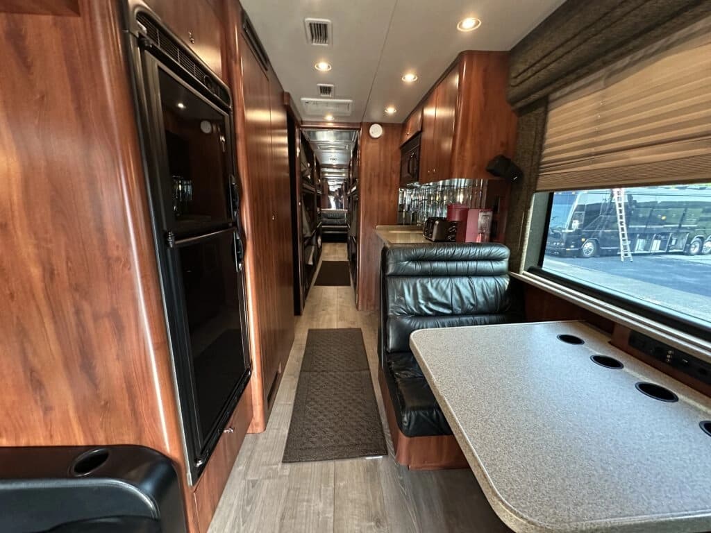 2002 Prevost XLII Entertainer Coach - Image 5