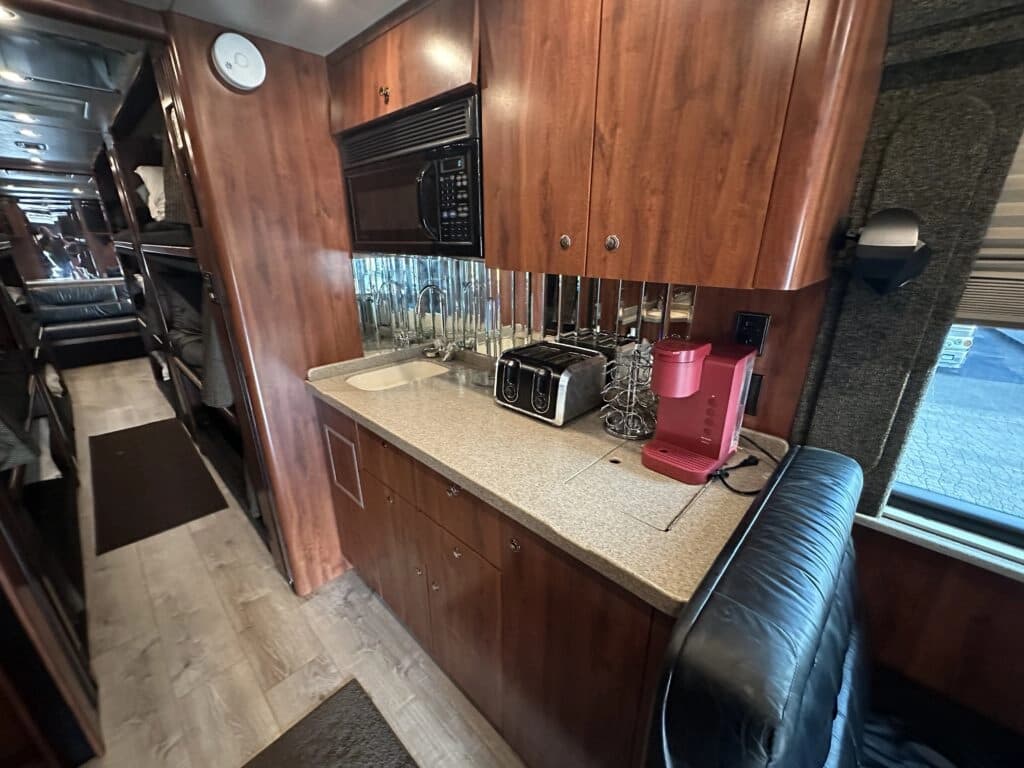 2002 Prevost XLII Entertainer Coach - Image 6