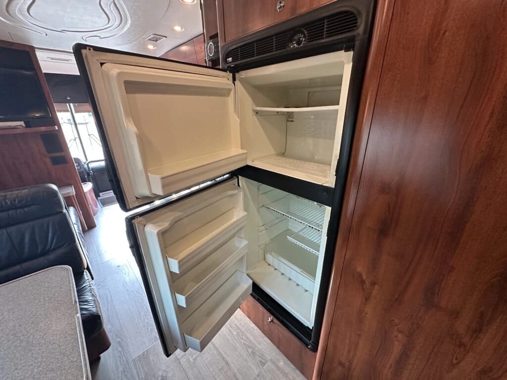 2002 Prevost XLII Entertainer Coach - Image 7