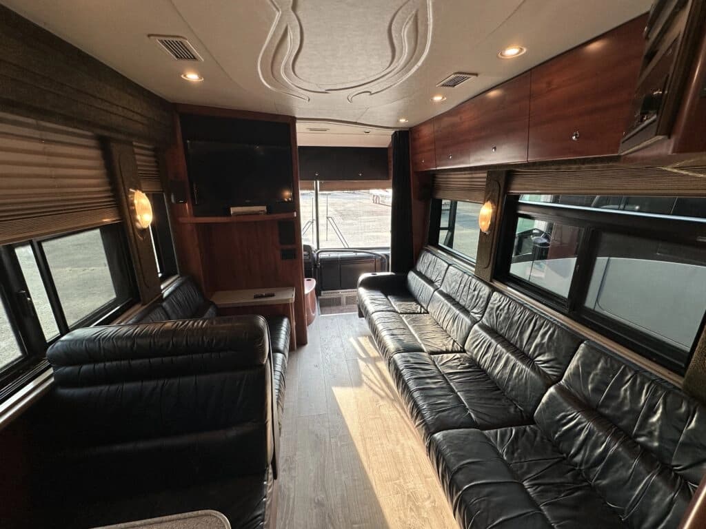 2002 Prevost XLII Entertainer Coach - Image 8