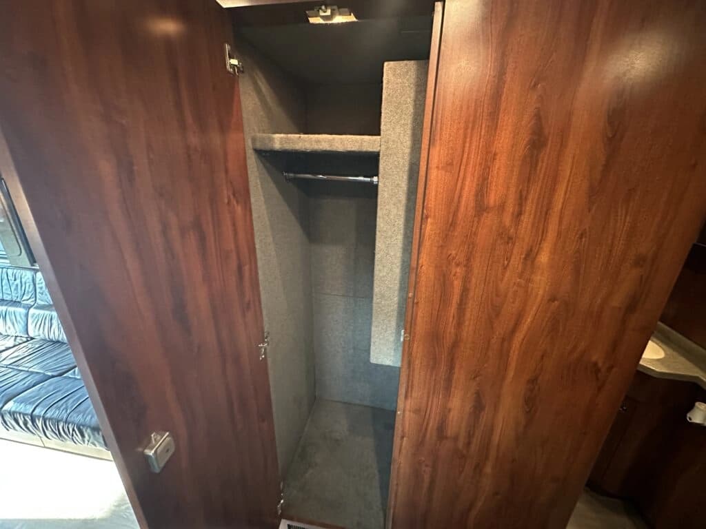2002 Prevost XLII Entertainer Coach - Image 9