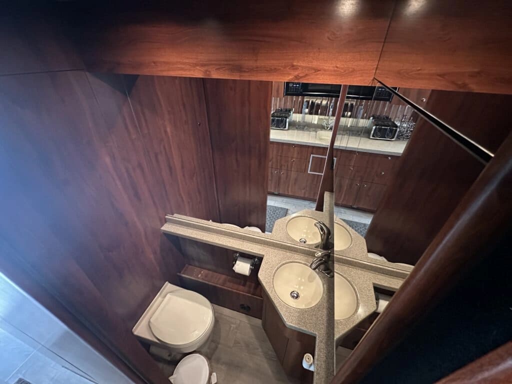 2002 Prevost XLII Entertainer Coach - Image 14