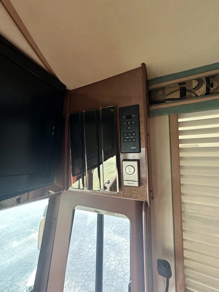 1999 Prevost Le Mirage XL Motor Home - Image 11
