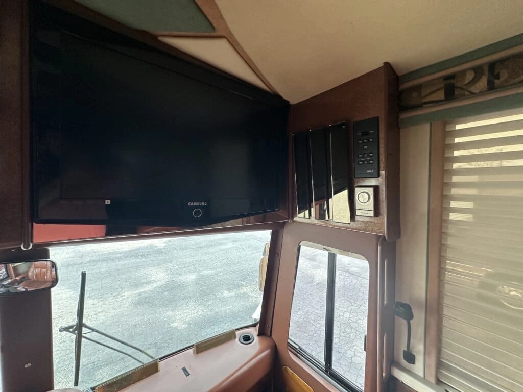 1999 Prevost Le Mirage XL Motor Home - Image 12