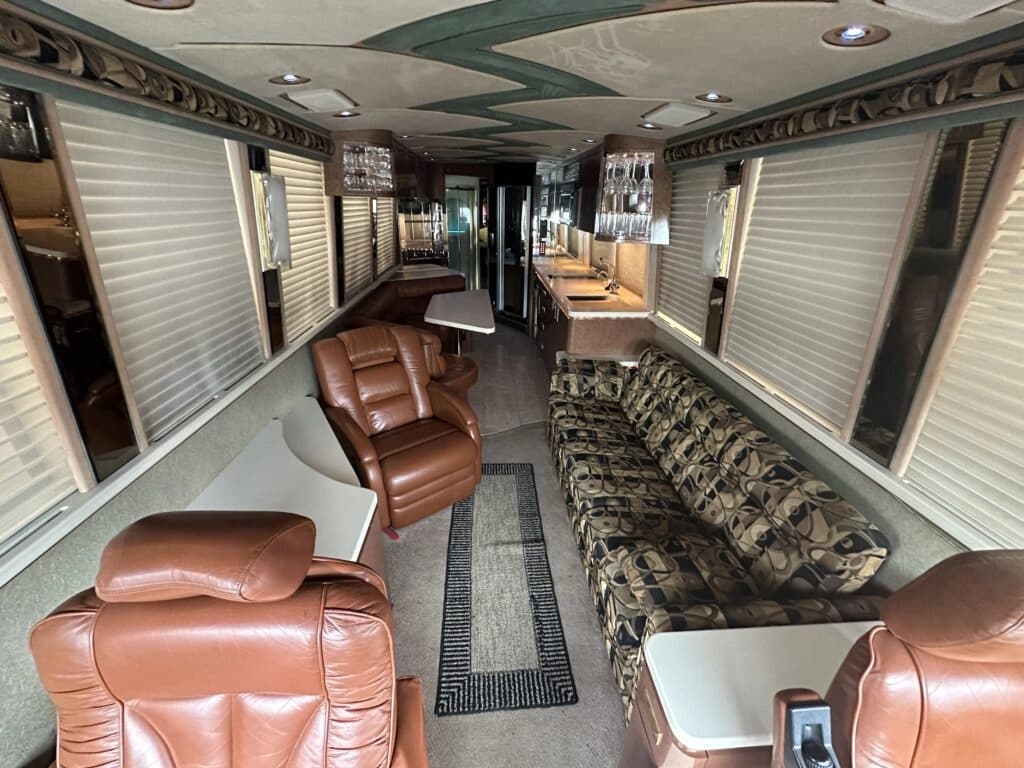 1999 Prevost Le Mirage XL Motor Home - Image 3
