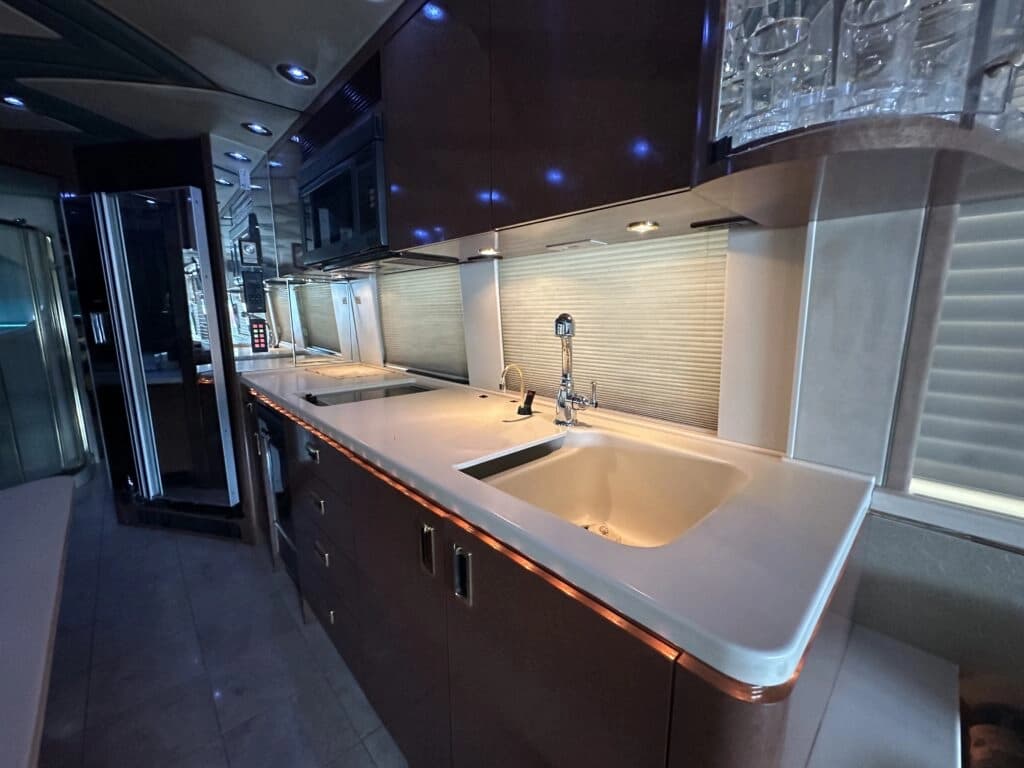 1999 Prevost Le Mirage XL Motor Home - Image 13
