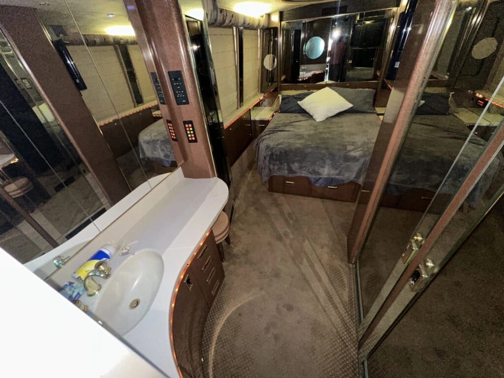 1999 Prevost Le Mirage XL Motor Home - Image 21