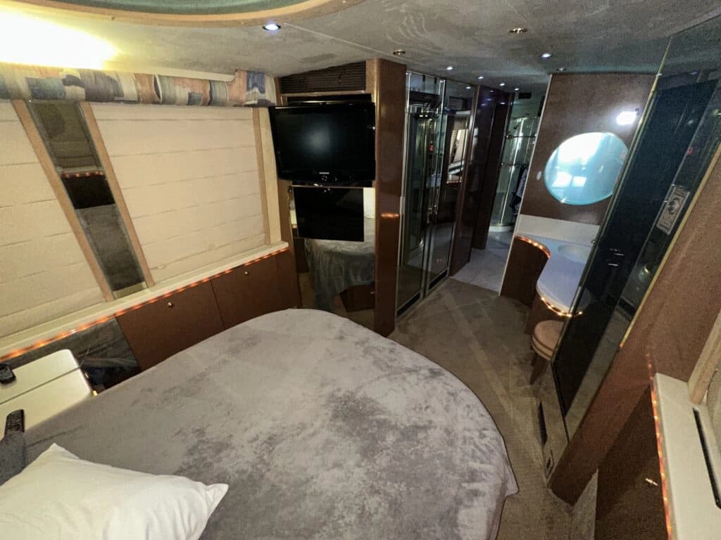 1999 Prevost Le Mirage XL Motor Home - Image 22