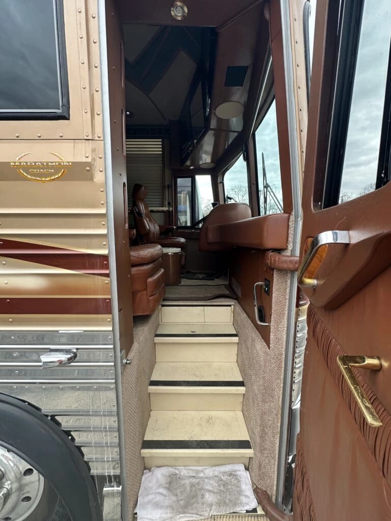 1999 Prevost Le Mirage XL Motor Home - Image 10
