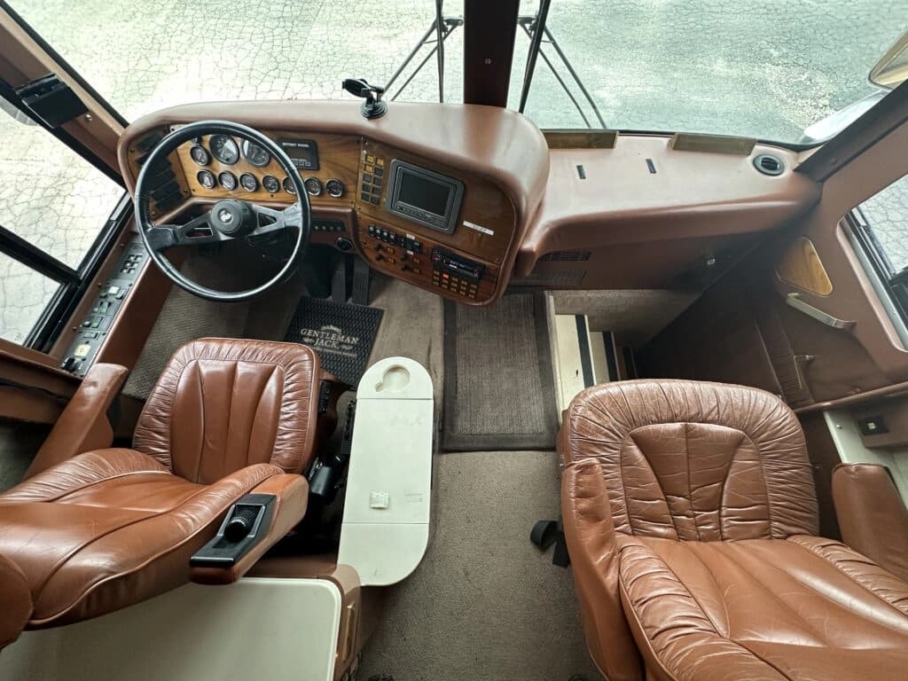 1999 Prevost Le Mirage XL Motor Home - Image 2