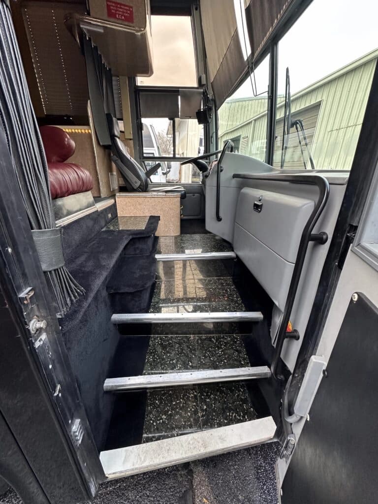 2000 VanHool T2145 Executive Day Coach - Image 3